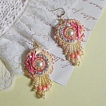 BO C&oelig;ur Tendre brod&eacute;es avec un cabochon cr&egrave;me orn&eacute; d&rsquo;un ruban de soie, Corail Rose et Jaune &agrave; laquelle s&rsquo;ajoute des chatons en cristal, perles nacr&eacute;es, perles pierre de gemme : le Corail Rose 